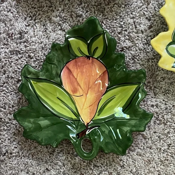 Vintage Vietri ceramic leaf plates with hand-painted fruit designs set of 4 - Picture 6 of 7